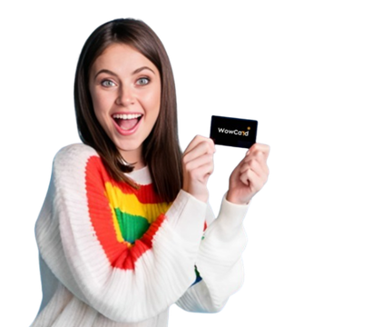 Persona compartiendo su tarjeta WowCard con tecnología NFC acercándola a un celular